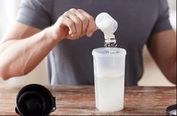 Como funciona a creatina. Homem preparando um shake com creatina.